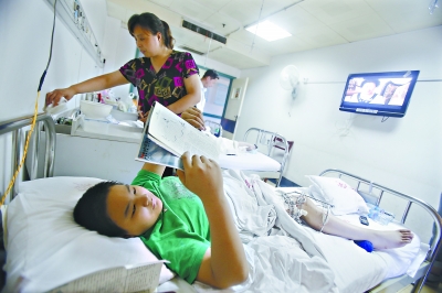 8岁截肢5年后右腿畸形 13岁少年笑对大手术