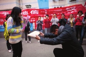 12月5日，中南林业科技大学的女生节，孙阳（化名）送搓衣板给小蒋。图/记者蒋丽梅src="http://y0.ifengimg.com/4fd9656bff9dab77/2013/1206/ori_52a1288fc833a.jpeg"