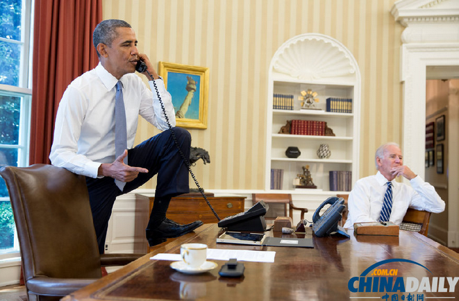 当地时间8月31日，美国白宫，奥巴马一脚踩着桌子与约翰·博纳通电话商讨叙利亚问题，副总统拜登坐在一旁。 （资料图片