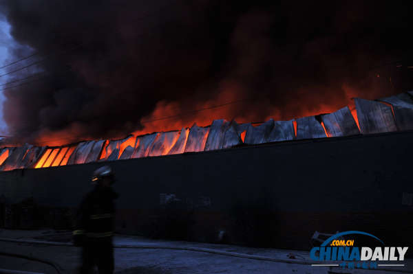 四川双流一仓库发生大火过火面积约3000平方米