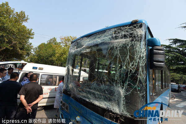 2013年9月30日11时50分许，青岛市广西路和江苏路路口，两辆公交车发生相撞事故。IC/东方IC