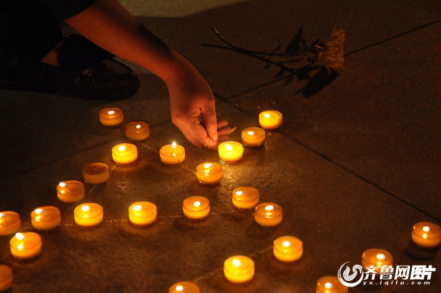 10月13日晚，在滕州市龙泉广场，滕州市民自发前往龙泉广场悼念在北京火灾中牺牲的刘洪坤和刘洪魁两名消防战士。（齐鲁网记者 李淼 摄）