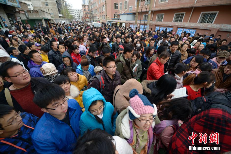 11月24日，2014年中国国家公务员考试笔试开考。据官方统计数字显示，今年中国共有152万人通过国家公务员考试资格审查。在中国高校毕业生连续遭遇“最难就业季”后，今年的公务员考试报名人数再次出现“升温”，由2013年度的138万人增至本年度的152万人，最热岗位报录比达7192:1，竞争十分激烈。中新社发 韦亮 摄

