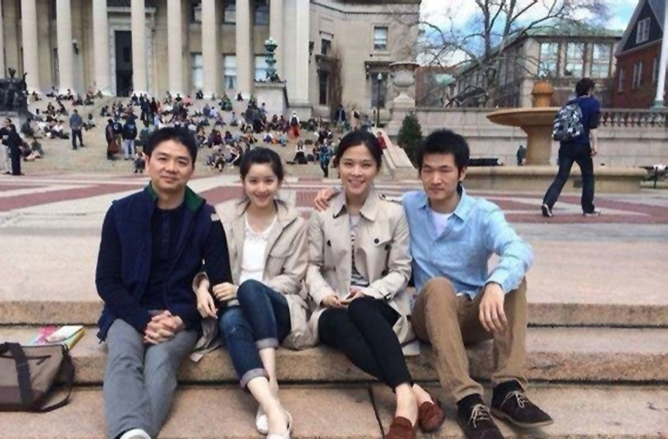 奶茶妹妹与刘强东最新照曝光 两人牵手甜蜜约