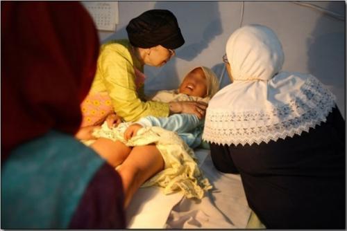印尼女孩的割礼手术现场图