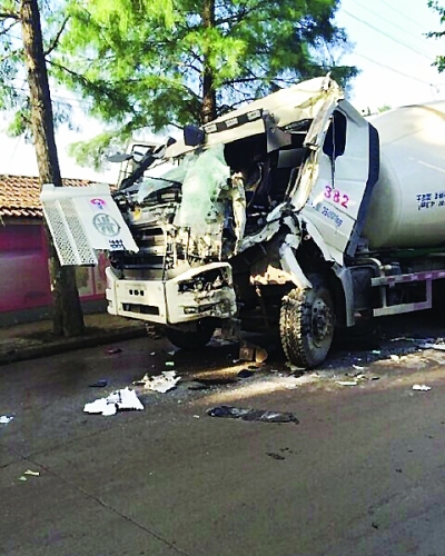 武汉渣土车水泥罐车相撞 两车道被堵了近3小时(图)