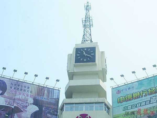 南昌海关桥附近的景观塔钟。晨报记者喻勋图 据了解,南昌建有多处地标性“大钟”。然而,近日南昌大部分景观钟却被曝成了摆设,要么时间不准,要么直接“罢工”,甚至个别还被拆除。对此,有专家呼吁景观钟是城市文化的一种象征,也代表着一座城市的形象和市民的时间观念。管理方应该及时进行维护和管理,切莫让其荒废。 网曝: 景观塔钟“罢工”成摆设 近日,南昌网友“看不清这世界”在江西某知名论坛上发帖称:“路过红谷滩