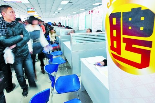 郑州举行大中专生招聘会 应届生可塑性强受青