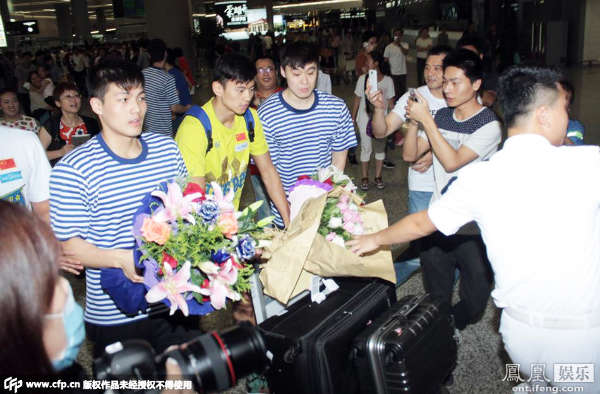 笑得好腼腆!新晋国民老公宁泽涛机场被簇拥