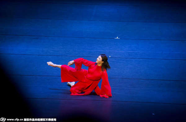 金星翻腾跳跃展非凡舞蹈功力排练时大汗淋漓