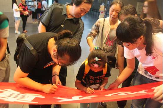 武大学子赴南京社会实践,与千民众共抒爱国热