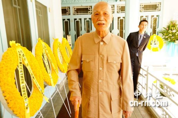 蒋介石陵寝现山寨蒋介石 自己向“自己”灵位祭拜(图)_台湾频道_凤凰网