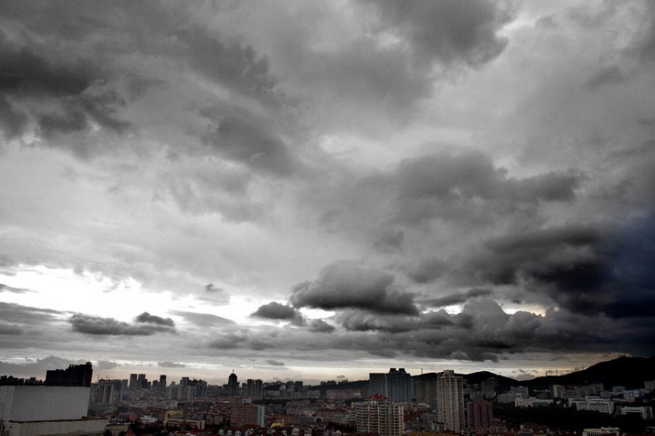 滚滚墨云——青岛台风前奏