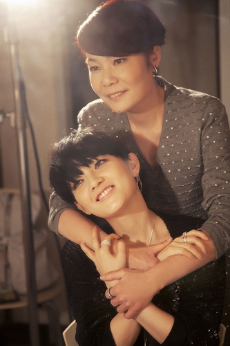 明星母女齐上阵 范晓萱携母亲拍伯爵大片