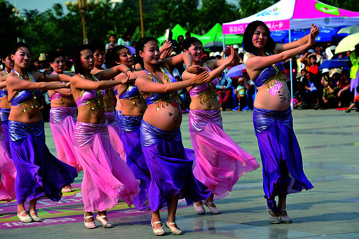 以《河南孕妇广场大秀肚皮舞