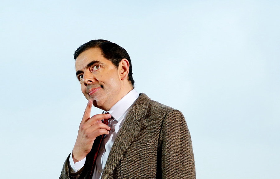 8月20日,上海,王自健《憨豆先生》演员罗温-艾金森(Rowan Atkinson)在世博园录制宣传片,王自健穿着乞丐装与罗温-艾金森大跳中国广场舞,罗温-艾金森不顾长途飞行劳累,频频露经典搞笑表情,拍摄十分敬业。