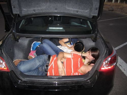 3名中国偷渡客亚利桑那州被捕藏身汽车后备箱|图