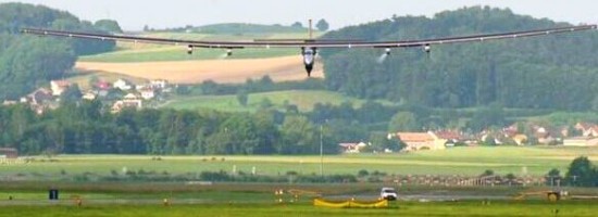 太阳能飞机在瑞士成功试飞2015欲环游世界（图）