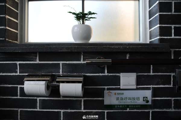 三座“旗舰级”的洗手间亮相崂山南线景区 智能马桶、婴儿台、儿童座椅、无线网络、饮料自卖机、尿液分析仪……室内一尘不染,窗外风景大美,这么高档的洗手间你用过吗?三座号称“旗舰级”的公厕近日亮相崂山景区,里面到底长啥样?青岛新闻网记者带您一探究竟。 在崂山南线八水河游览区的中心位置,一座造型颇为卡通的小房子不时有游客进出,这就是传说中的“旗舰洗手间”了。一进门,第一感觉就是干净,地面一尘不染,丝毫没有异味。明
