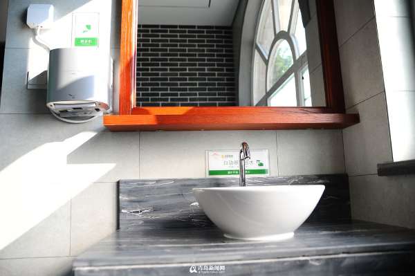 三座“旗舰级”的洗手间亮相崂山南线景区 智能马桶、婴儿台、儿童座椅、无线网络、饮料自卖机、尿液分析仪……室内一尘不染,窗外风景大美,这么高档的洗手间你用过吗?三座号称“旗舰级”的公厕近日亮相崂山景区,里面到底长啥样?青岛新闻网记者带您一探究竟。 在崂山南线八水河游览区的中心位置,一座造型颇为卡通的小房子不时有游客进出,这就是传说中的“旗舰洗手间”了。一进门,第一感觉就是干净,地面一尘不染,丝毫没有异味。明