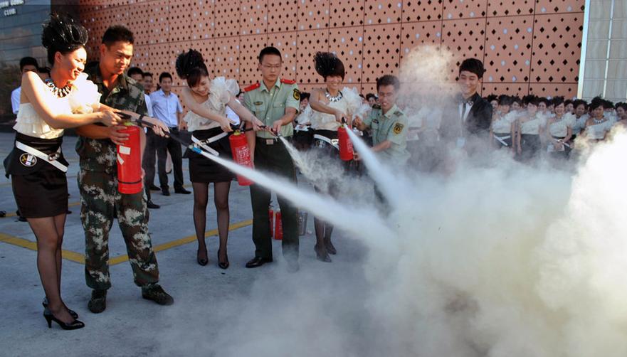 浙江温岭消防官兵进入ktv做灭火培训