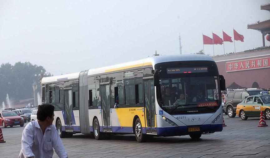 18米长巨无霸零排放公交车亮相北京