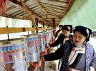 3月5日，记者在四川阿坝州小金县福利中心看到，老年人各自成群，或打牌娱乐，或编织藏绣，显得格外优闲恬淡。