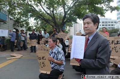 法学教授刘景一跪访替人维权:因自感走法律途径无望