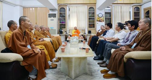 厦门佛教赴台文化交流团到文殊讲堂拜访慧律法