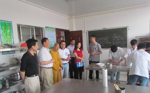 无锡祥符寺方丈无相长老考察特殊教育学校