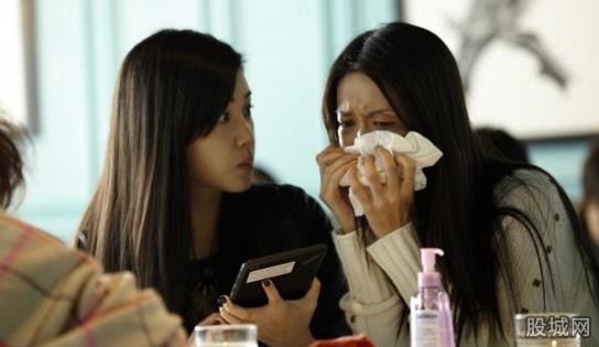  见妻卸妆丈夫报警  妻子卸妆变成丑八怪吓坏丈