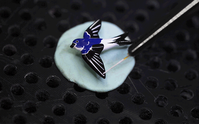 时模块结合金雕和微型彩绘等装饰工艺,让面盘围绕蝴蝶与燕子两大主角