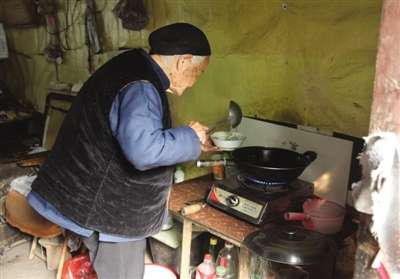 枣庄95岁老人自己种菜做饭 生活规律是长寿秘诀