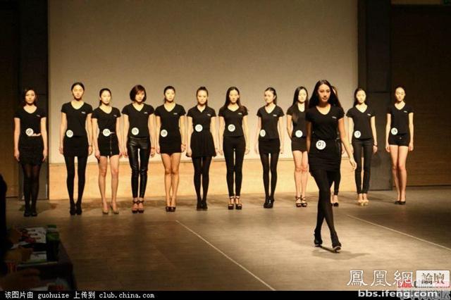 实拍时装周<em>女模特</em>面试现场 角落里苦中作乐_