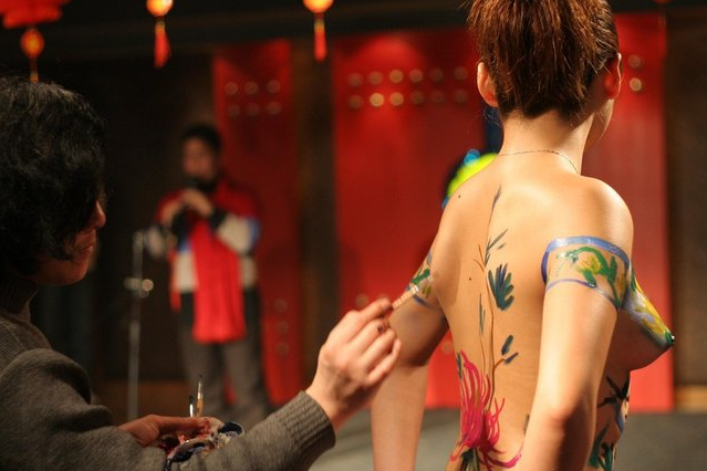 洛阳某酒吧<em>人体</em>彩绘<em>艺术秀</em>吸引了不少看客