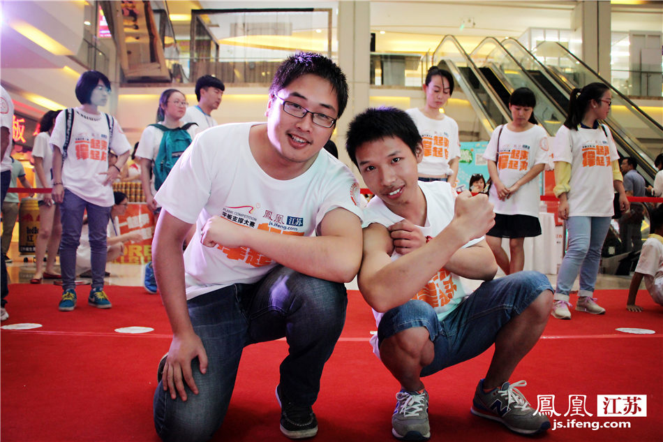 平板支撑大赛最高记录产生 美女主播撑20分钟