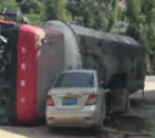 槽罐车侧翻瞬间压扁轿车