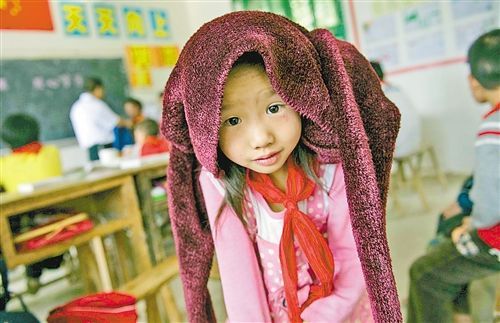 一个人的村小里 木匠老师挣钱资助学生上学