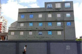 无独有偶，在青岛墙体画窗新闻曝出后的第二天，上海网友也上传了一张存在多年的“上海最囧楼”。这幢楼的所有窗户均是画上去的“山寨窗”能看到“蓝天白云”。据悉，这幢楼房位于虹口区周家嘴路、舟山路路口，突兀地耸立在一块拆迁工地里。楼房外立面的瓷砖已全部剥落，裸露出水泥外墙。大楼的所有窗户均是画出来的，共有两种类型，一种是白色背景、黄色窗框，另一种是以蓝天白云为背景。由于使用的颜色是醒目的亮黄色和亮蓝色，与灰暗的外墙形成强烈的视觉反差，因此整个大楼非常吸引人眼球。网友对此楼褒贬不一，部分网友认为，这幢楼散发出一种另类的美，极富创意，可谓是一件独特的艺术品。不过，也有部分网友认为，在市区的破旧楼房上装假窗户，有面子工程之嫌。