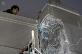 2009年12月28日，上海市苏州河上的河南路桥，桥体和桥墩部分地方开裂，并有水泥块脱落。发生开裂的桥墩从上到下高约4米，地面上有大量掉落下来的水泥块等建筑垃圾，里面混有塑料泡沫、建筑纤维。上海市建交委相关工作人员表示，由于河南路桥桥台后挡土墙存有沉降和装饰部位修建时未断开，造成桥台侧向装饰开裂。经桥梁专家认定，河南路桥结构安全，正常通行不存在任何安全隐患。