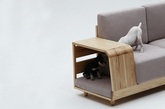 韩国设计师Seungji Mun为其担任设计总监的新宠物家具品牌“m.pup”设计的沙发。这款双人沙发底座部分为白腊木制成，配有厚实的织物垫衬。在沙发右侧设有一个不对称的小空间，作为宠物屋。设计拉近了人与宠物的距离，营造出和谐温馨氛围。（实习编辑：容少晖）