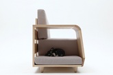 韩国设计师Seungji Mun为其担任设计总监的新宠物家具品牌“m.pup”设计的沙发。这款双人沙发底座部分为白腊木制成，配有厚实的织物垫衬。在沙发右侧设有一个不对称的小空间，作为宠物屋。设计拉近了人与宠物的距离，营造出和谐温馨氛围。（实习编辑：容少晖）