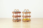 日本建筑工作室 TORAFU 和品牌伊千呂（ICHIRO）合作，完成了这个三层储物柜“koloro-wagon”。它并非固定不动，而是像购物车一样可以推着走，三层储物盒也像提篮一样可以分离携带。孩子的玩具、母亲的布艺材料、父亲的文件夹都可以存放在这里，koloro-wagon 能满足不同家庭成员的需求。（实习编辑：容少晖）