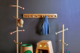 这套可爱的儿童家具，比比们一定喜欢，可爱的外形设计，加上全部采用原木质地，绝对的环保。另外，贴心的设计师将家具都设计成圆角的，防止比比们玩耍中不小心的磕碰。这套家具包括衣架，床头柜，挂钩和洗衣篮。（实习编辑：容少晖）
