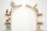 这款流线型摩登拱形书架[Modern Arched Bookshelves]是由 Perfekte Velle 创意设计工作室所设计，它由两片划着漂亮弧形的置物架组成。使用者可以充分发挥自己的创造力，将它们自由的个性化安装在墙壁上——分开、或连接在一起，组成各种不同的形态，既可收纳书籍、也可以放置其它小杂物，给人干净清爽之感。摩登未觉，优雅倒是。（实习编辑：容少晖）