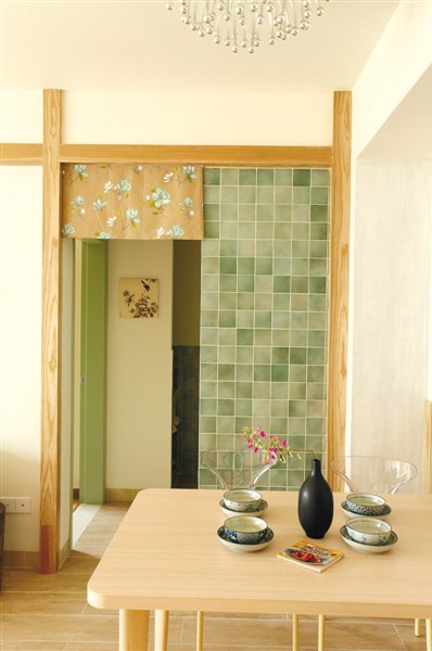 淡雅的灰绿砖墙背后是储物柜，也给洗手间做了遮挡。