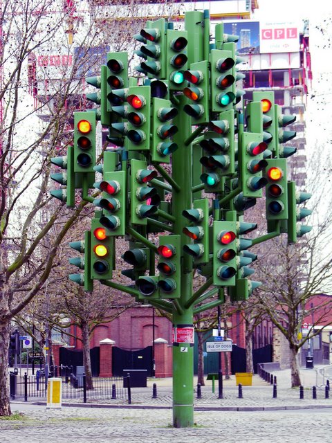交通灯树，英国 伦敦。开着车时看到这座交通灯停了下来会怎样？这座雕塑由Pierre Vivant设计，上面有75组红绿灯。雕塑模仿了树的结构，反映金丝雀码头区域的能源发展。