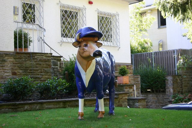 幻想牛，德国 杜塞尔多夫。这头奶牛穿的英国警察制服吗？这座雕塑站在别人的花园里面。
