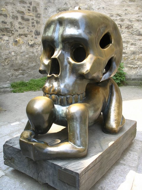 人身上的头骨，捷克共和国 布拉格。很奇怪的雕塑不是吗？据说它的设计灵感来源于卡夫卡的小说。