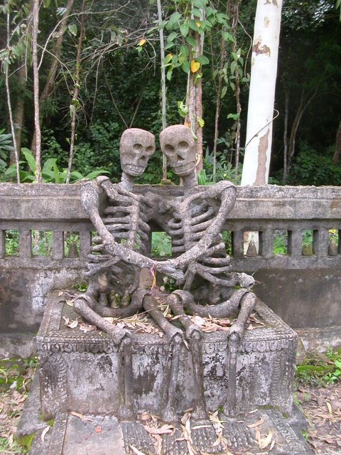 爱情骷髅，泰国 廊开府。这座显示相爱两人至死不渝的雕塑，必然在公墓很抢尽风头。